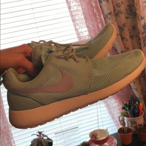 size eight light blue nike roshe